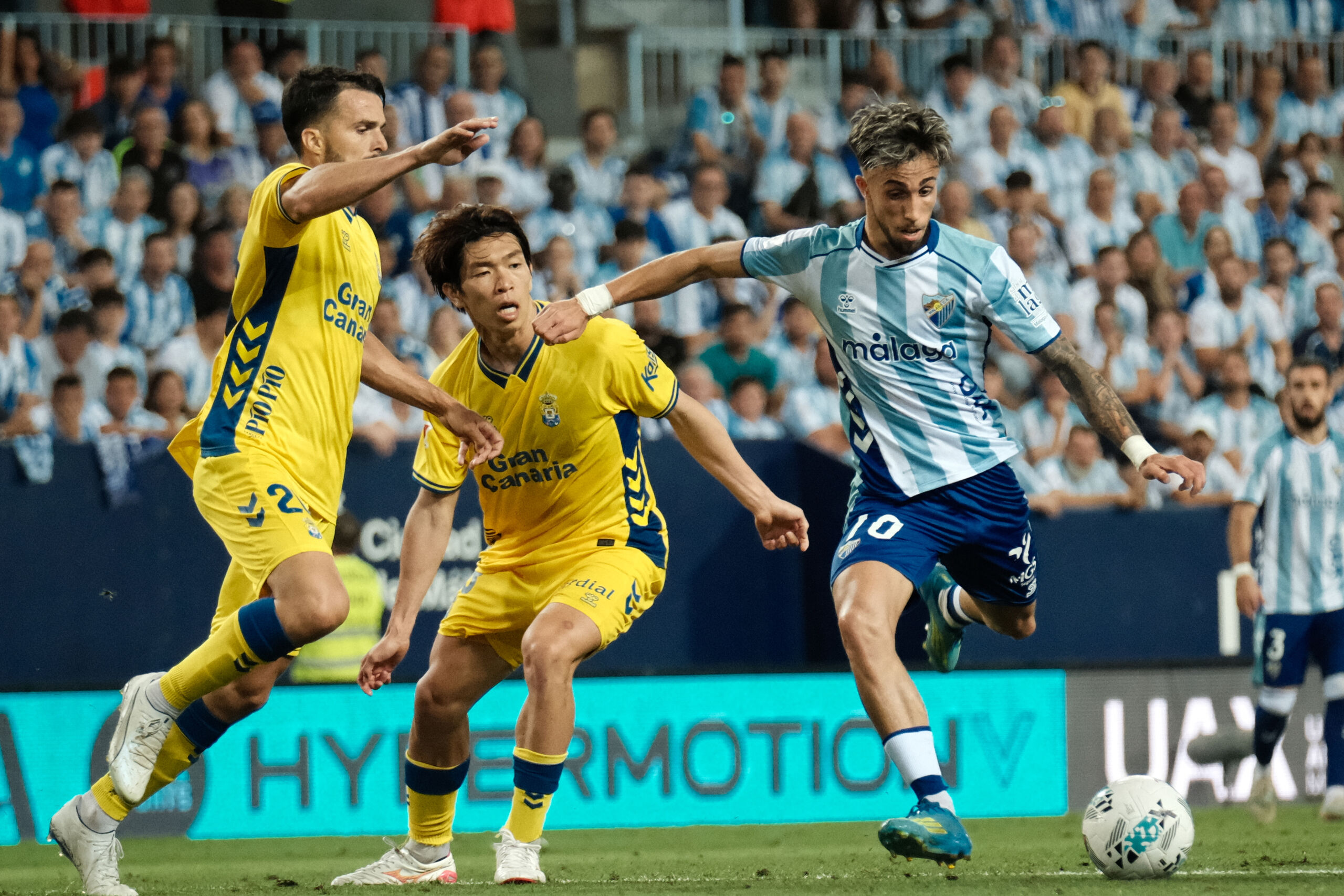 El Málaga sabe sufrir, tumba a Las Palmas y se mete en la gr