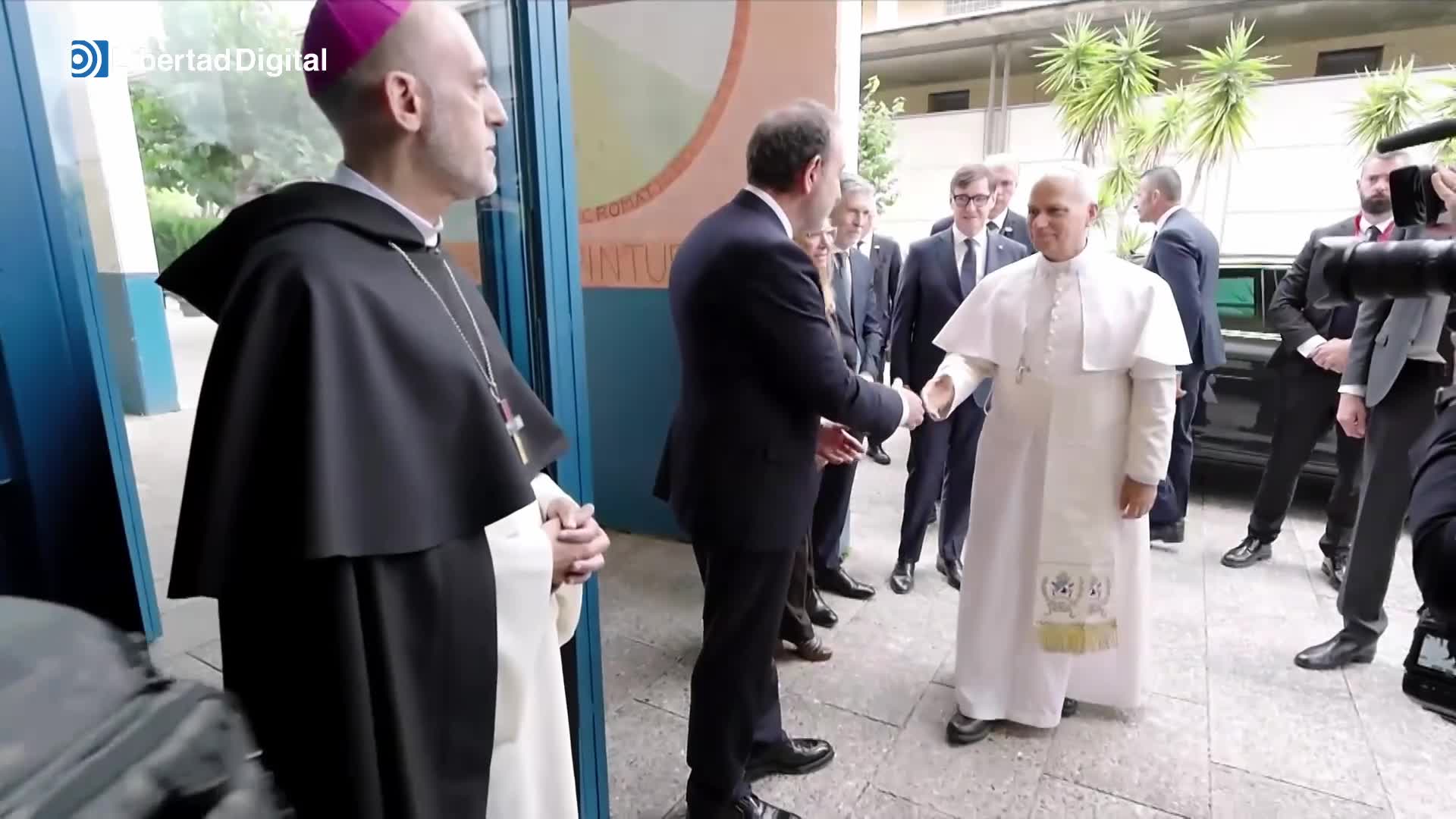 El papa León XIV visita la cárcel de Brains en Barcelona y e