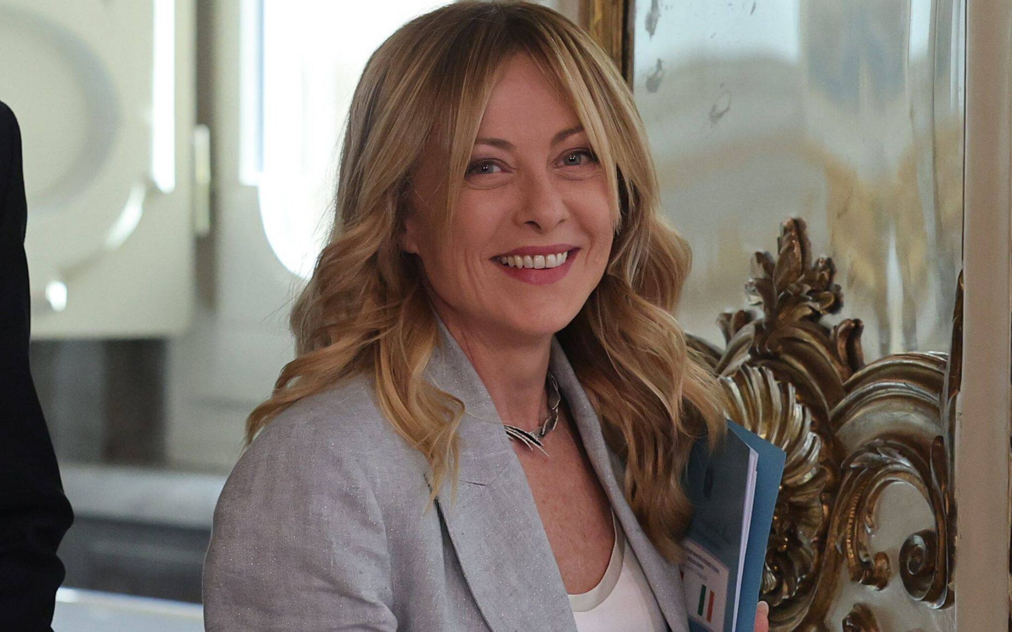 Meloni regula la IA e ironiza con los montajes de ella "en c