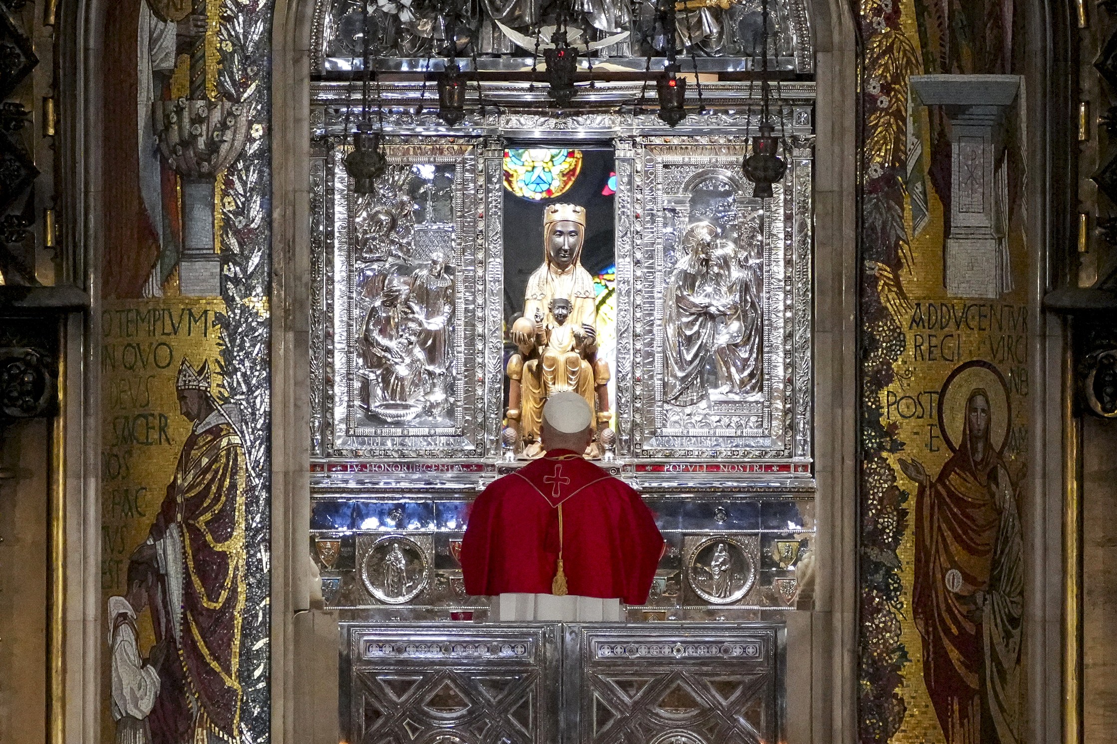 León XIV pide en Montserrat renunciar a las "palab