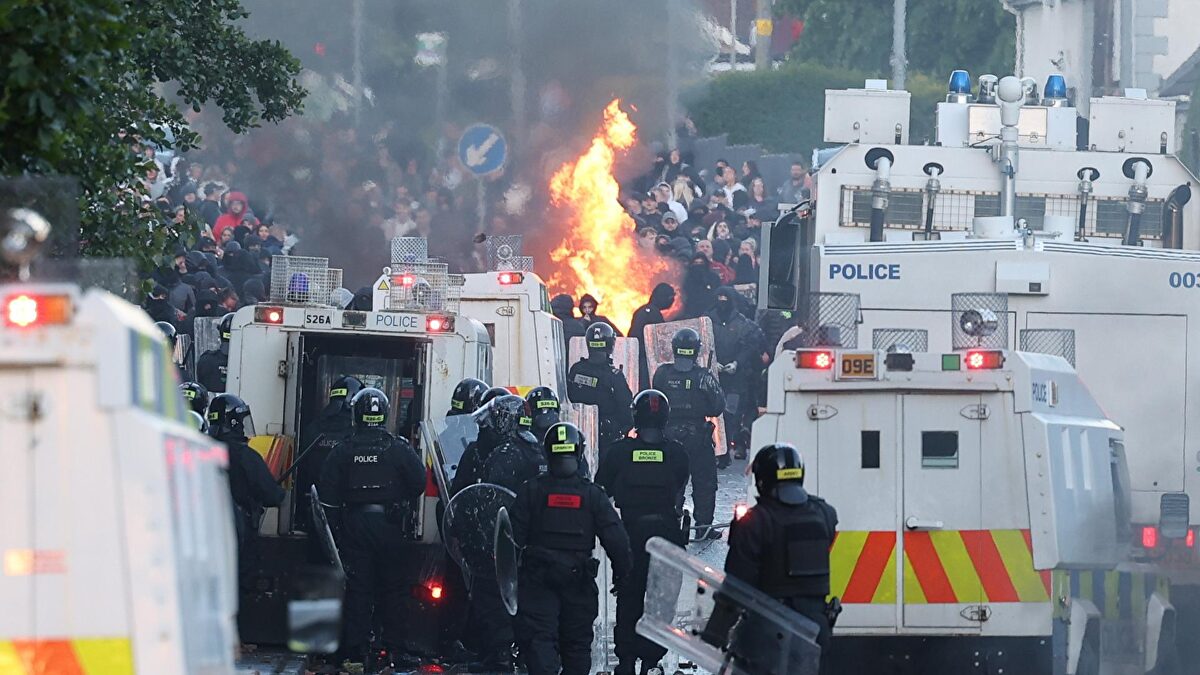 Continúa la tensión en Belfast: segunda noche de disturbios por el ataque de un sudanés