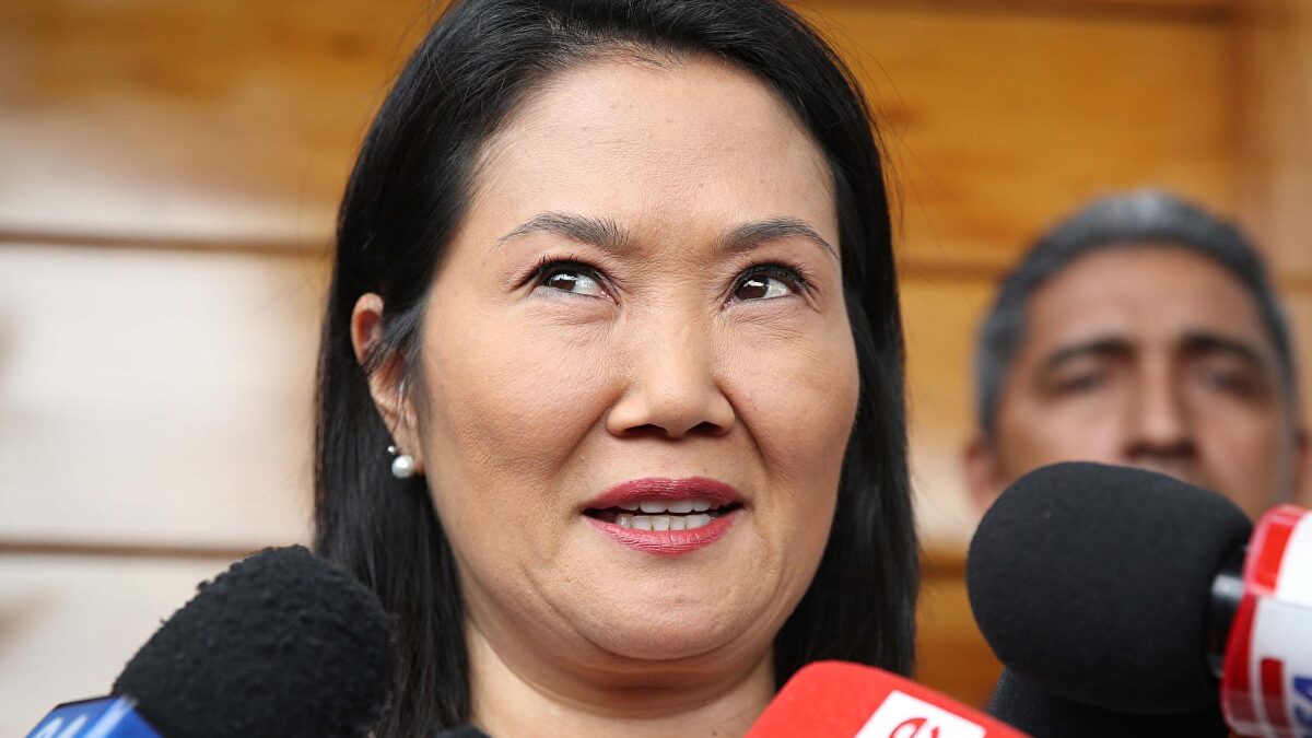 Keiko Fujimori vuelve a estar por delante en el escrutinio en Perú y el radical Sánchez llama a la protesta