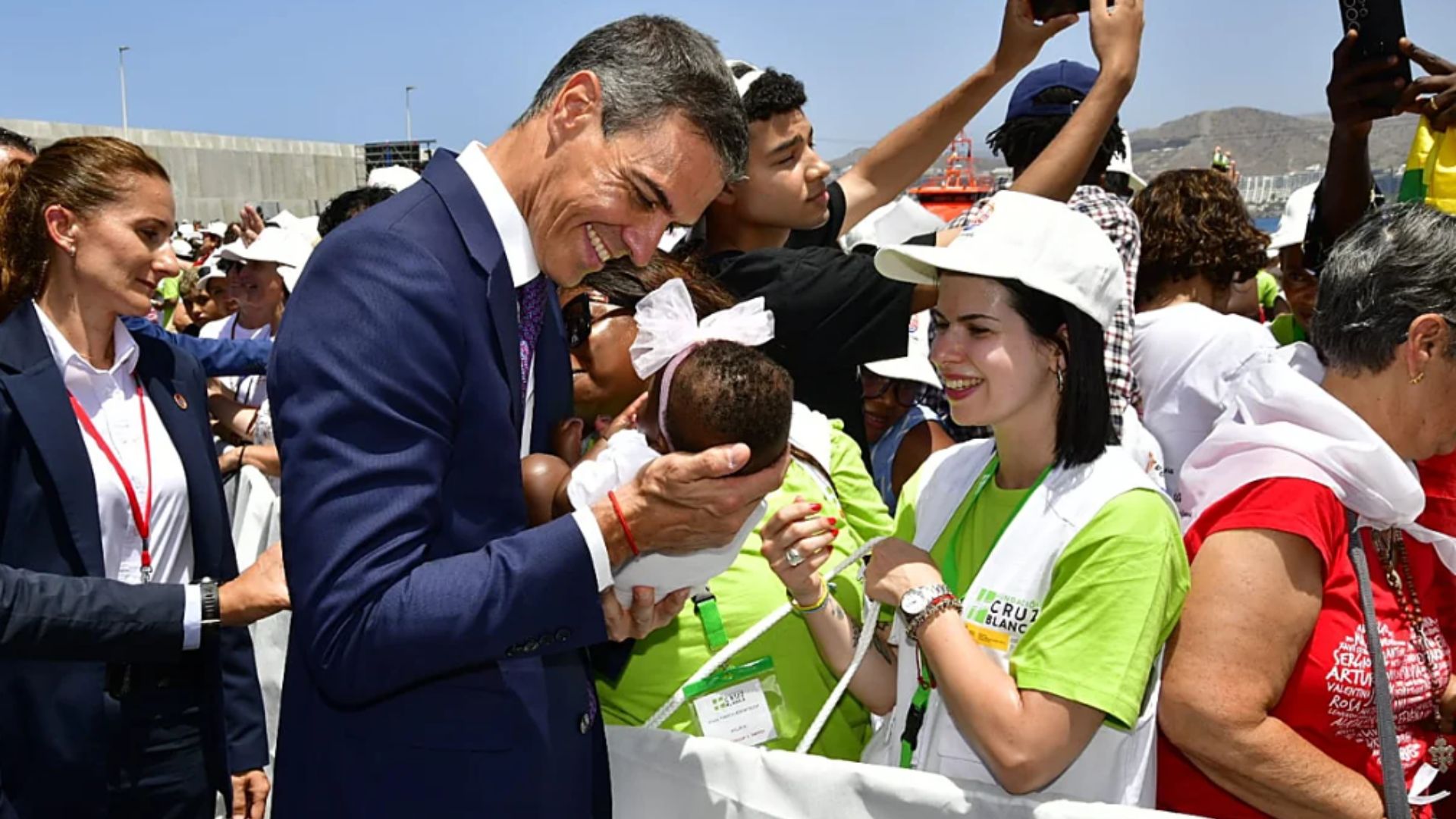 Sánchez imita el gesto del Papa con un bebé en Canarias en p