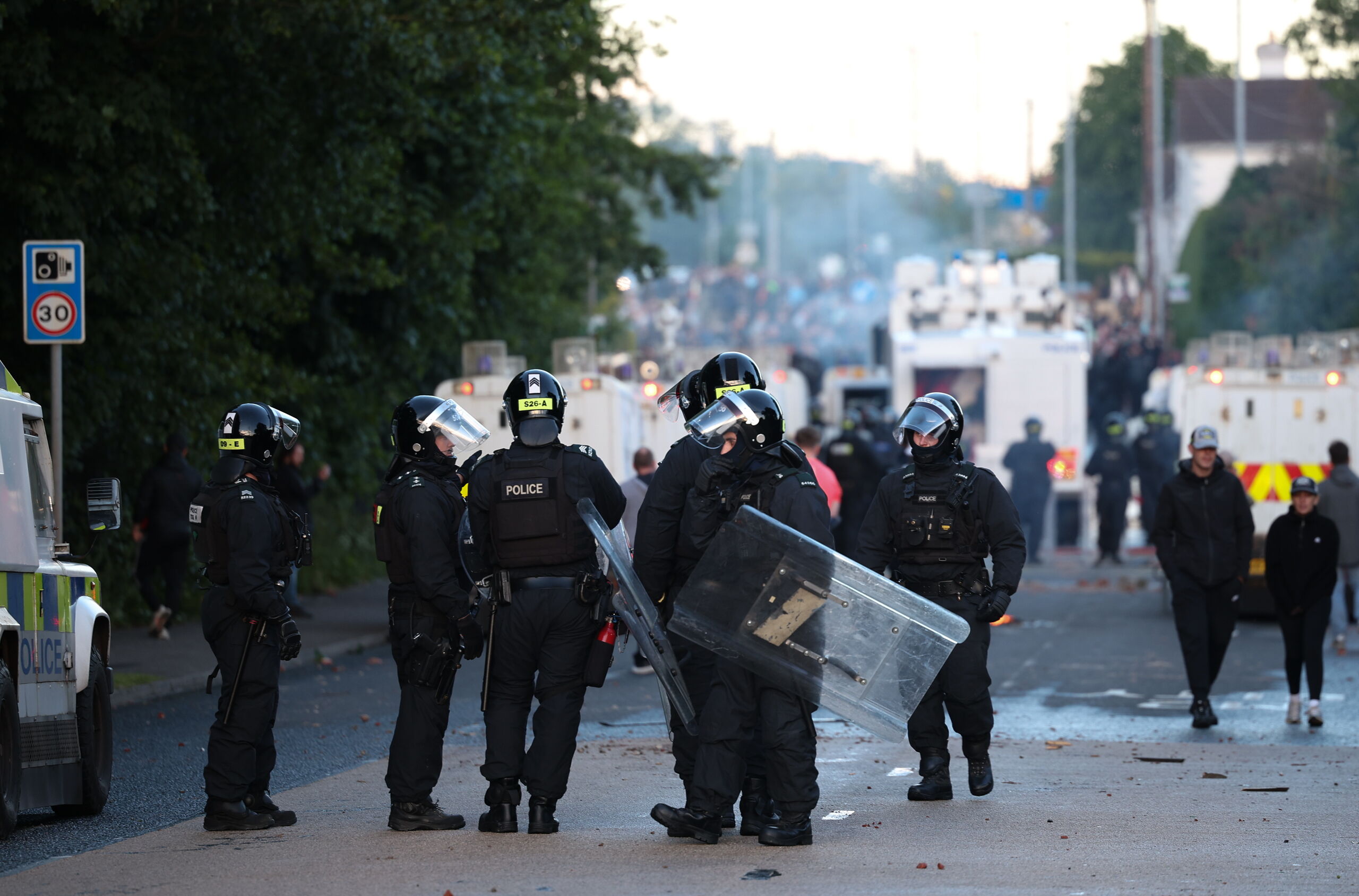 Continúa la tensión en Belfast: segunda noche de disturbios 