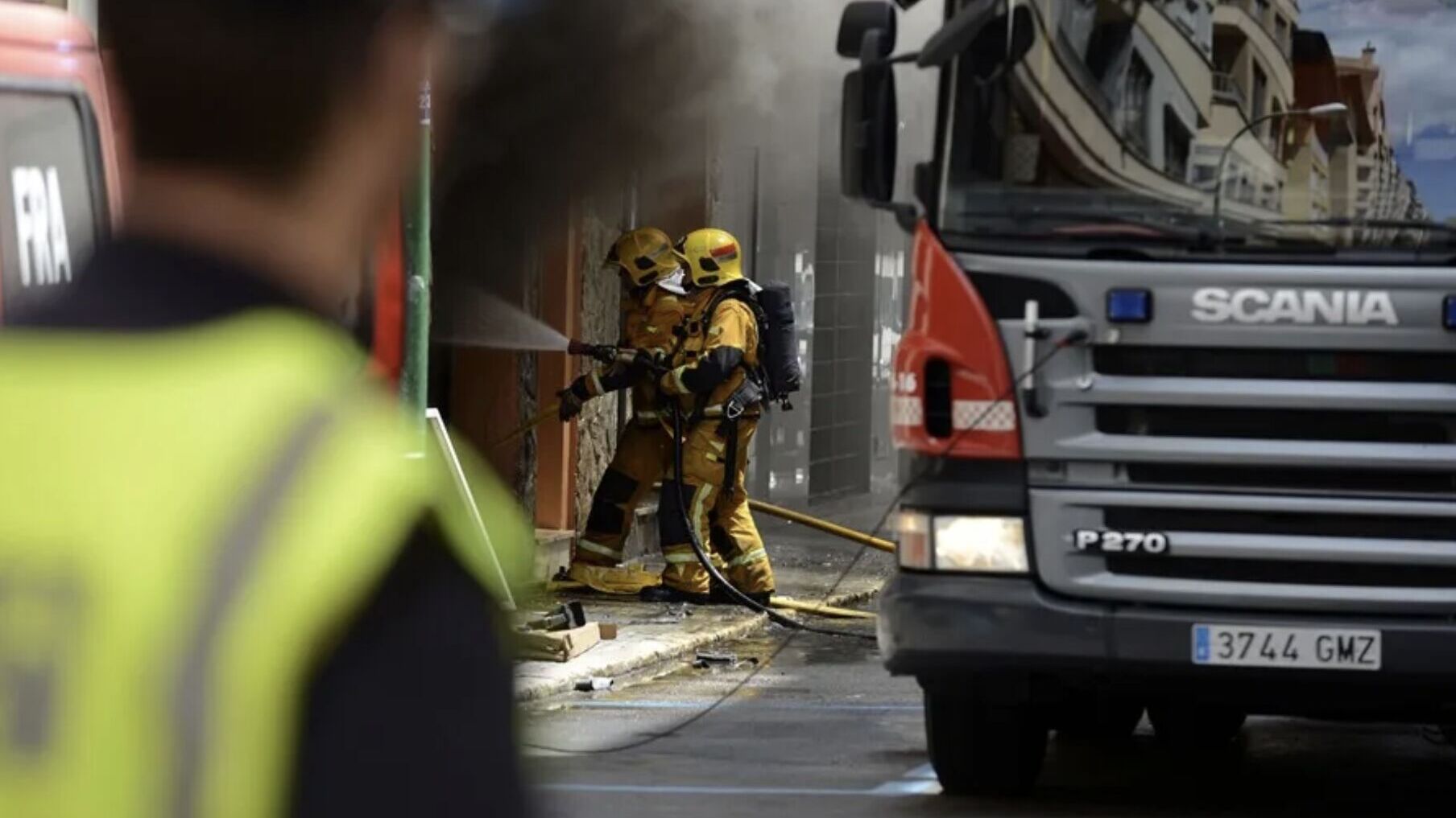 Dos muertos y varios heridos, entre ellos ocho bomberos, en 