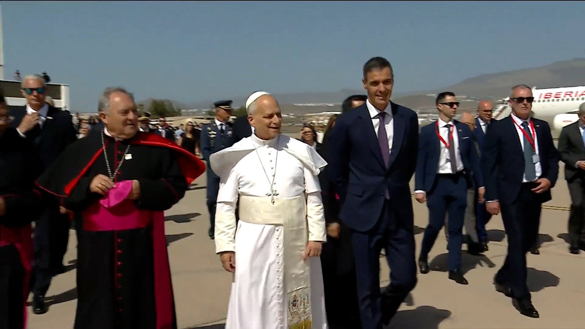 Pedro Sánchez y Fernando Clavijo reciben al Papa León XIV en