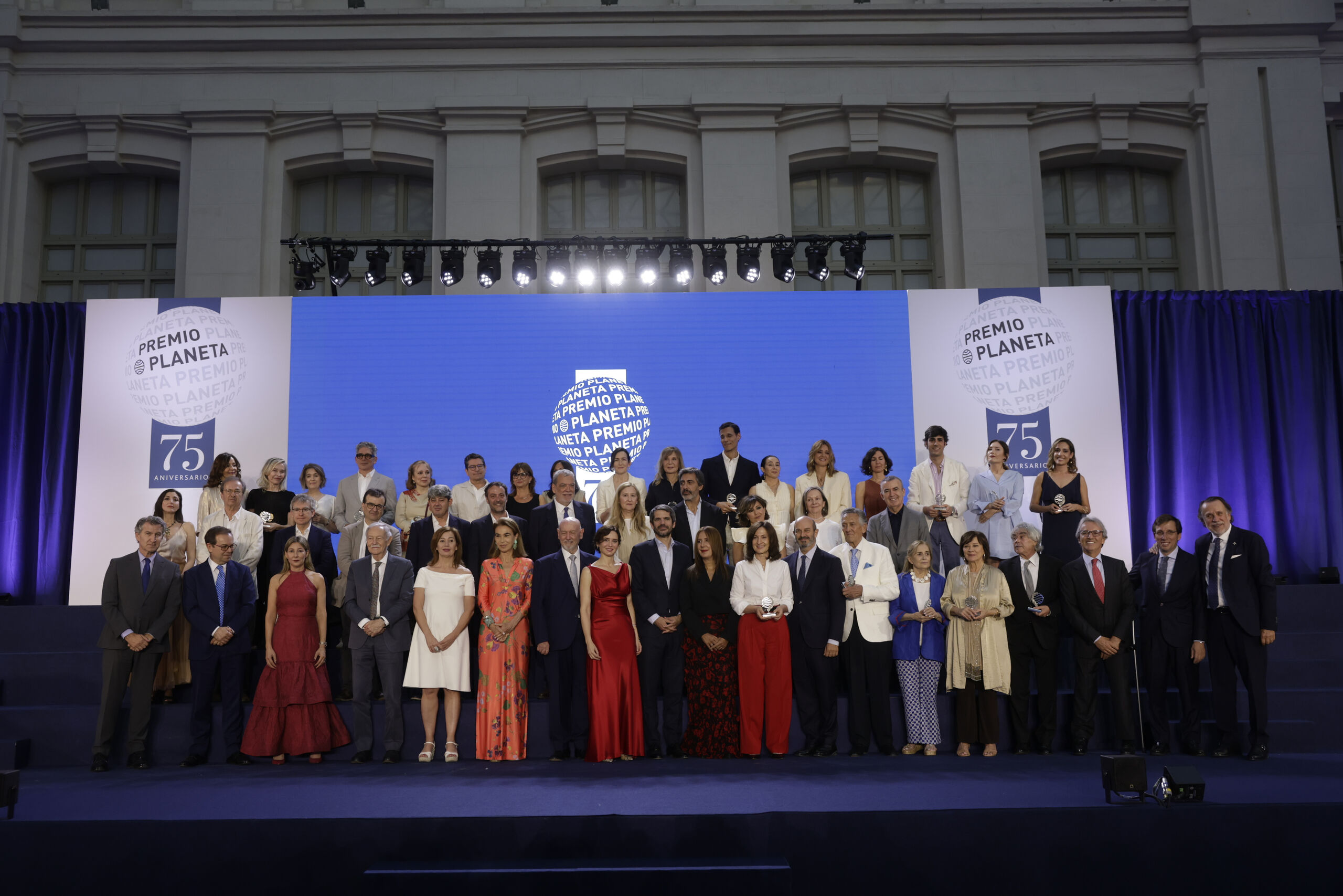 Ganadores históricos, políticos y famosos celebran el 75 ani