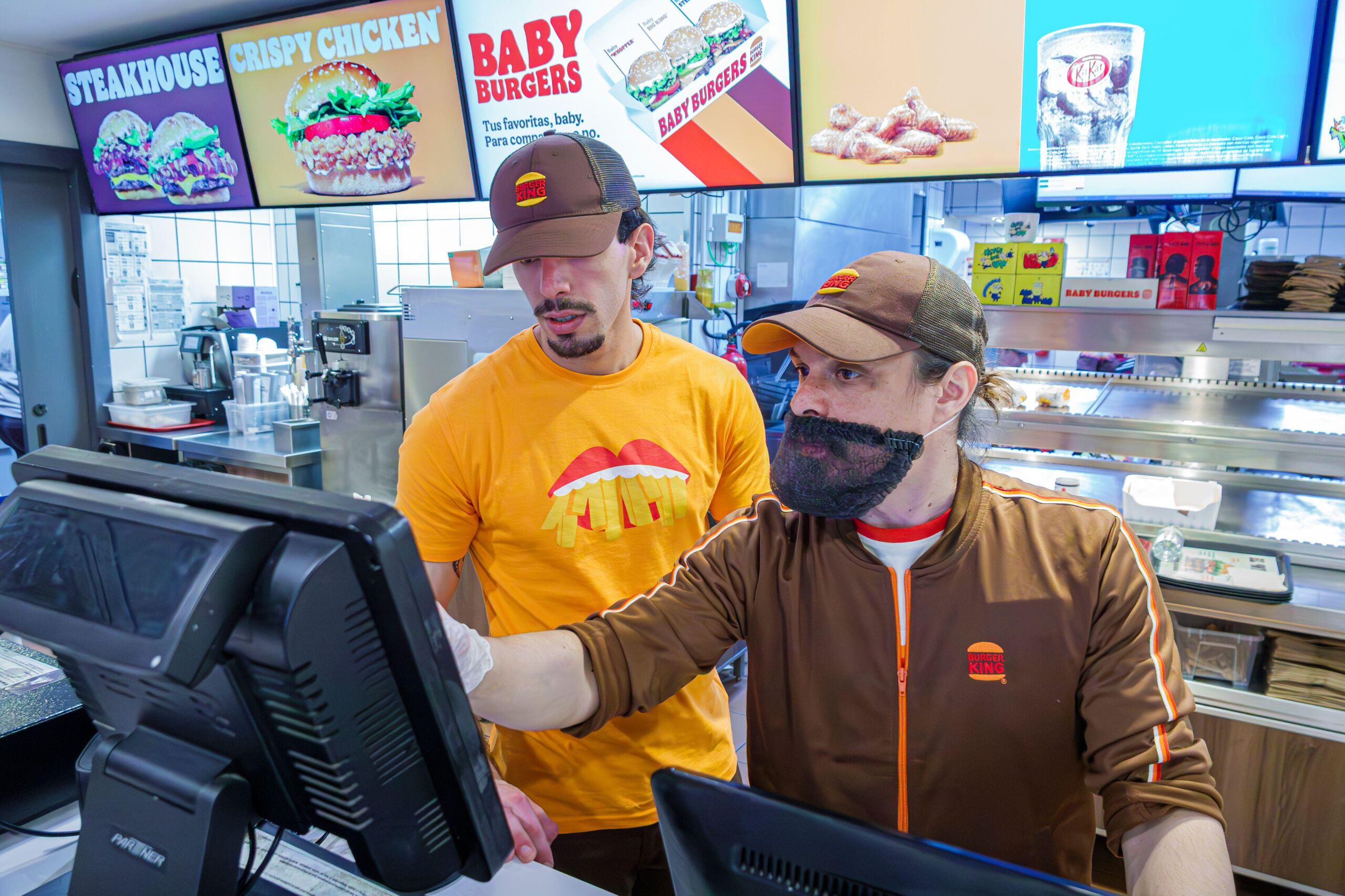 Condenan a Burger King a pagar 15.000 euros a un empleado despedido por ver fútbol en el móvil