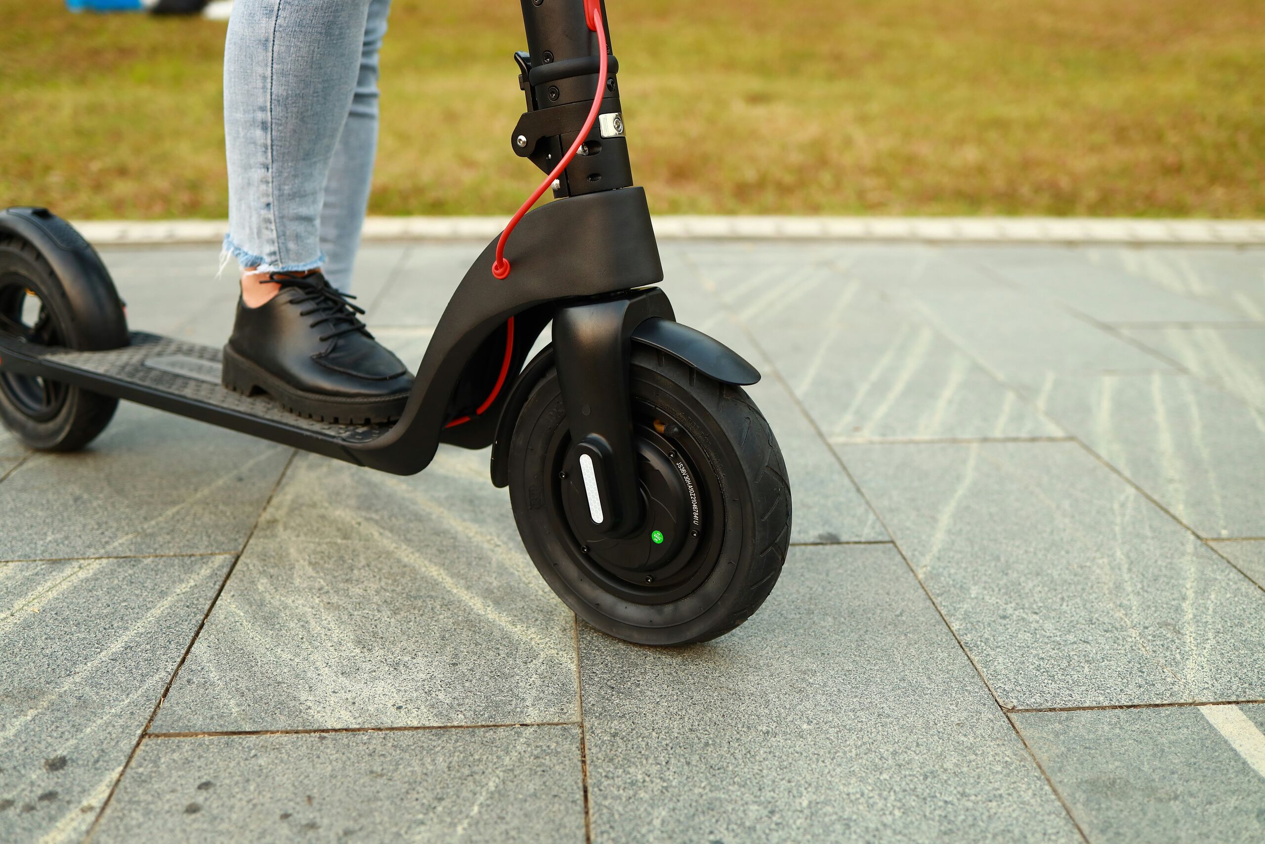 Bruselas elimina los patinetes de alquiler porque los narcos los usan para huir de los "tiroteos"