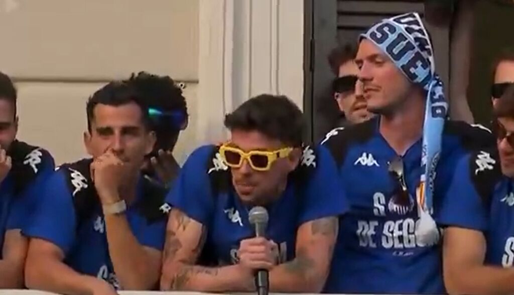 Corean "Pedro Sánchez, hijo de p...." en la celebración del ascenso del Sabadell