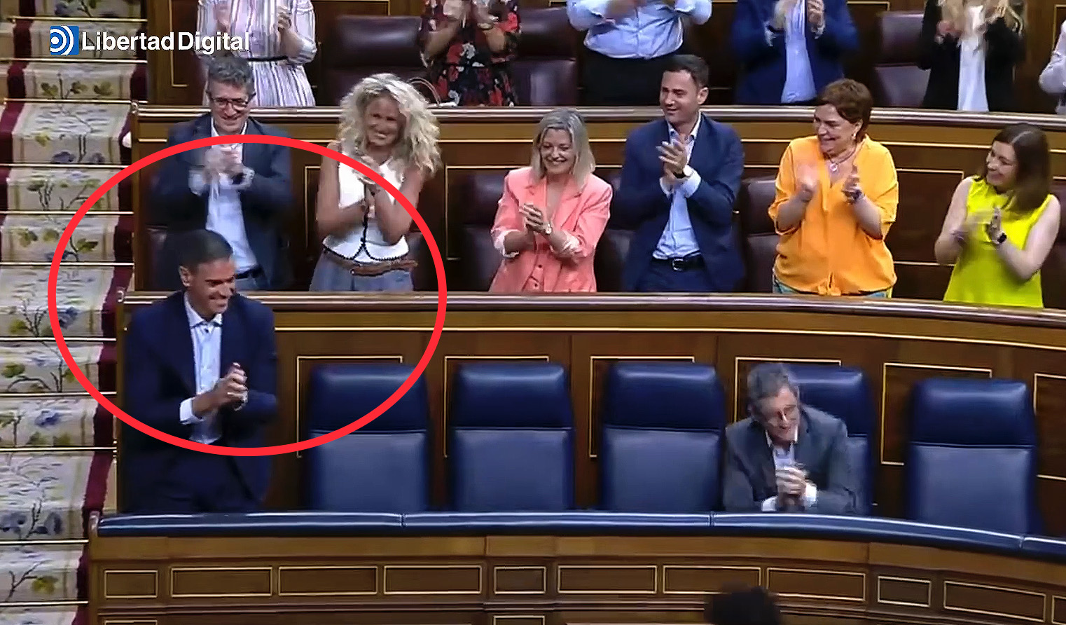 Sánchez se carcajea con sus ministros tras perder la legitimidad para gobernar