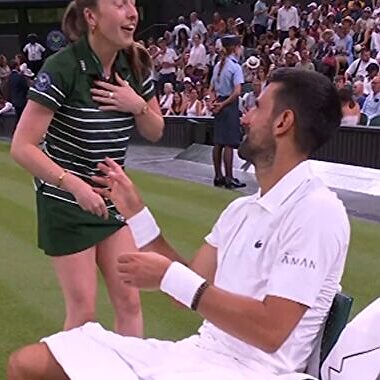 La broma de Djokovic a una recogepelotas: pensaba que le había cortado en el brazo