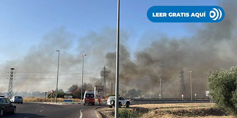 Gran despliegue aéreo y terrestre para sofocar un incendio junto a un instituto de Badajoz