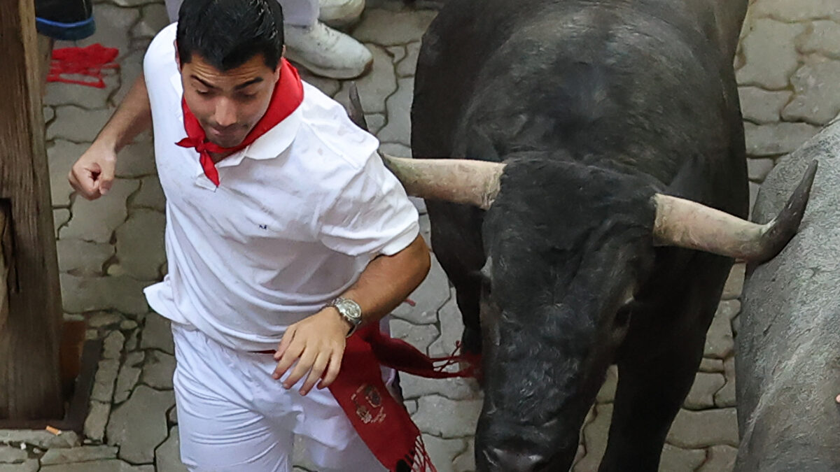 Catorce heridos y una grave cornada en la cara en el quinto encierro de San Fermín