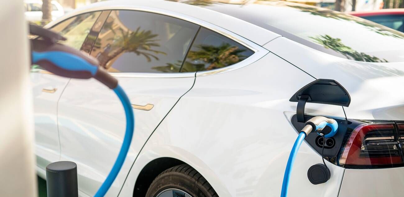 Gasolina totalmente renovable: así es la alternativa impulsada frente al coche eléctrico y las imposiciones de Bruselas
