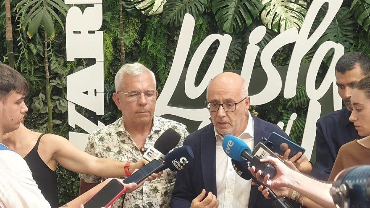 El Parlamento y el Cabildo de Gran Canaria se iluminan de azul para prevenir los ahogamientos