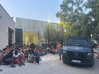 europapress-7697687-policia-nacional-puertas-ceti-decenas-migrantes.jpg