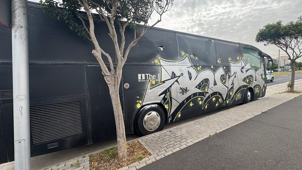 Destrozan una guagua de la empresa audiovisual  The Boss  en La Laguna: semanas de paralización y miles de euros