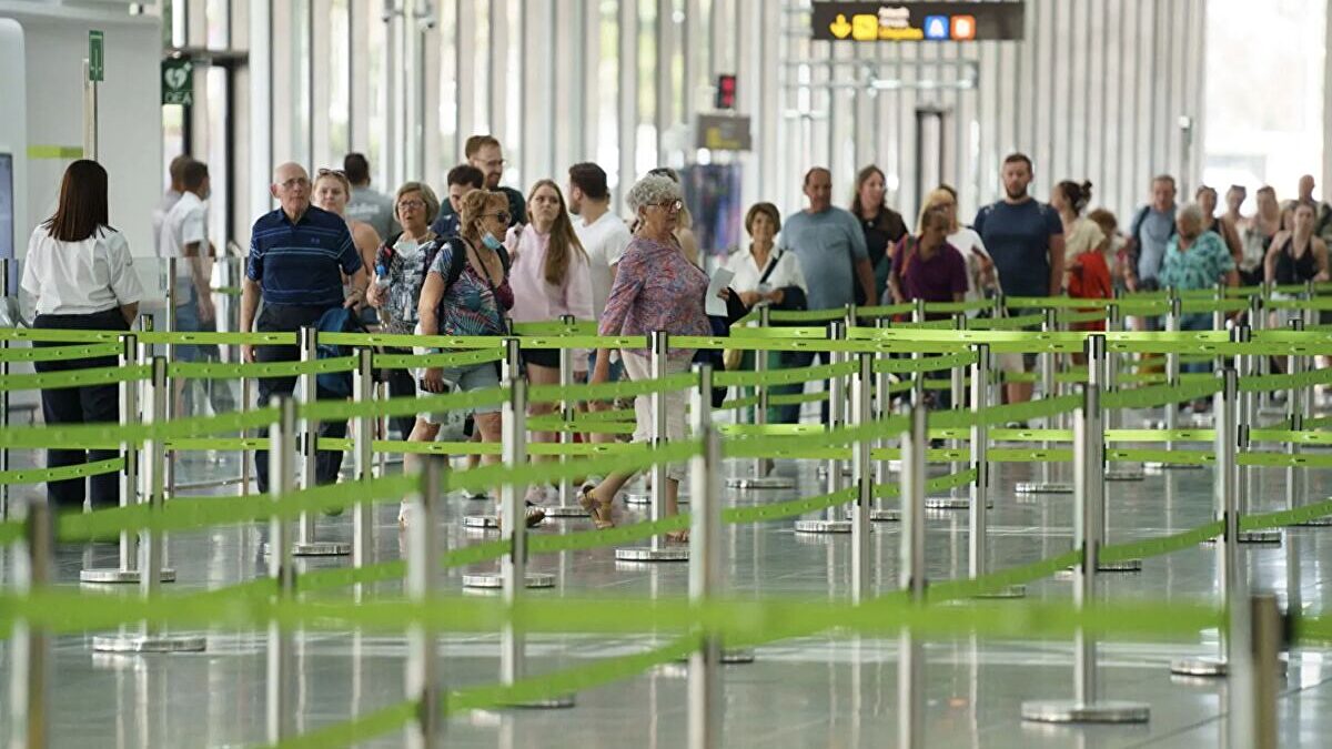 El filtro fronterizo a los turistas italianos amenaza con colapsar los aeropuertos canarios