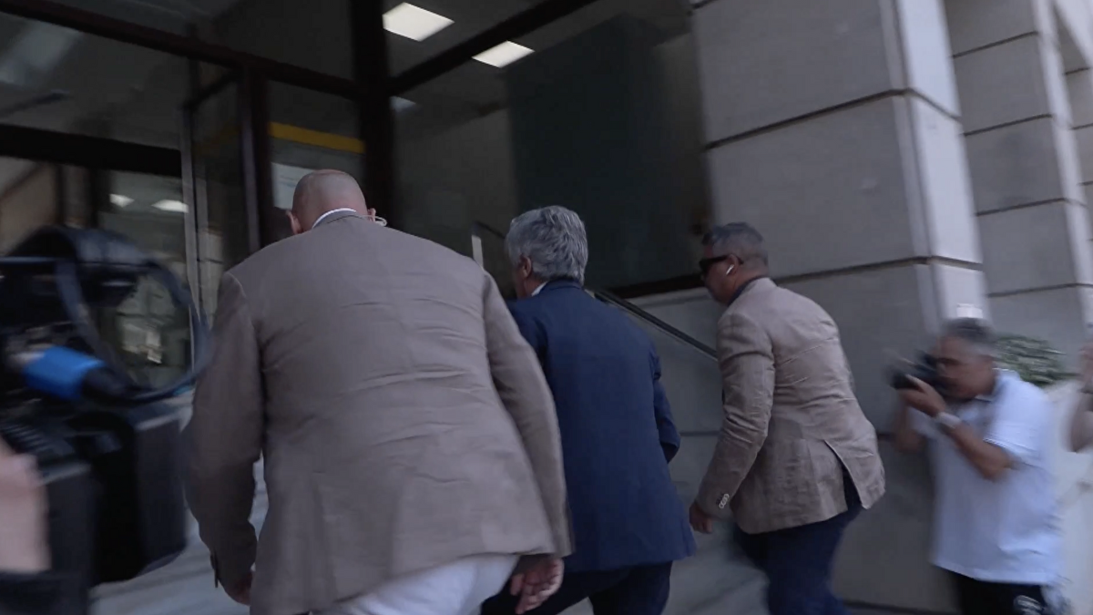 Abucheos y pitos a Marlaska en su llegada a Ceuta