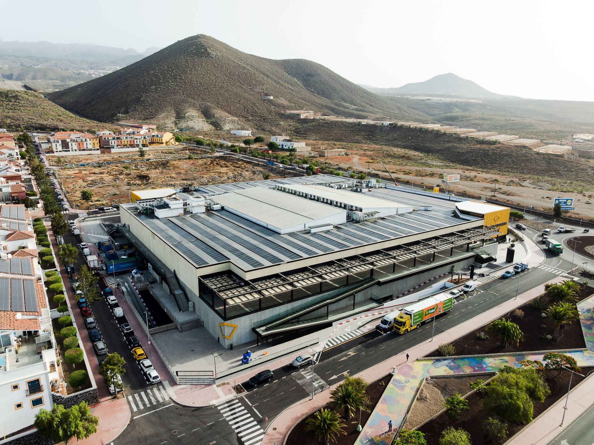 ¿Qué está pasando con el centro comercial de Canarias que prometía energía verde y autosuficiencia? "Nos han engañado"