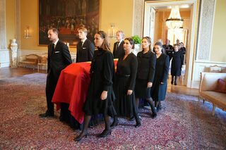 haakon-ingrid-alexandra-marius-borg-traslado-feretro-harald-noruega.jpg
