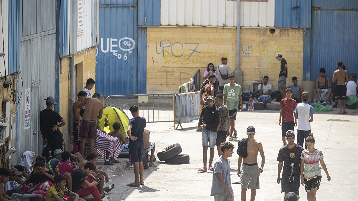 Carlos Cuesta expone la negligencia del Gobierno de Sánchez al alojar a los inmigrantes en el puerto de Ceuta