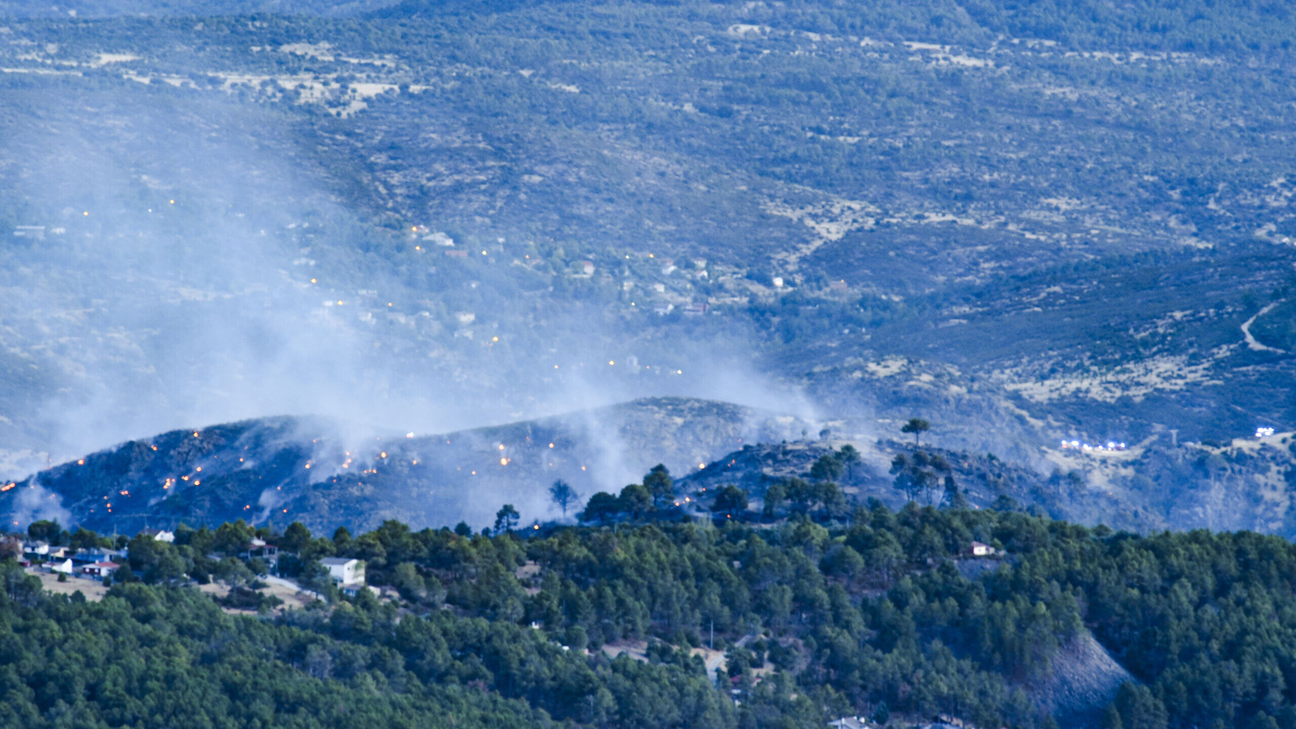 El viento complica el control del incendio declarado en Madrid y varias carreteras siguen cortadas