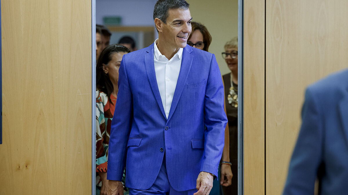 Tezanos hace caer al PSOE por Ceuta pero lo mantiene 5,5 puntos por delante del PP