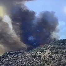 Cinco helicópteros y 50 efectivos combaten un incendio de alto potencial en Telde