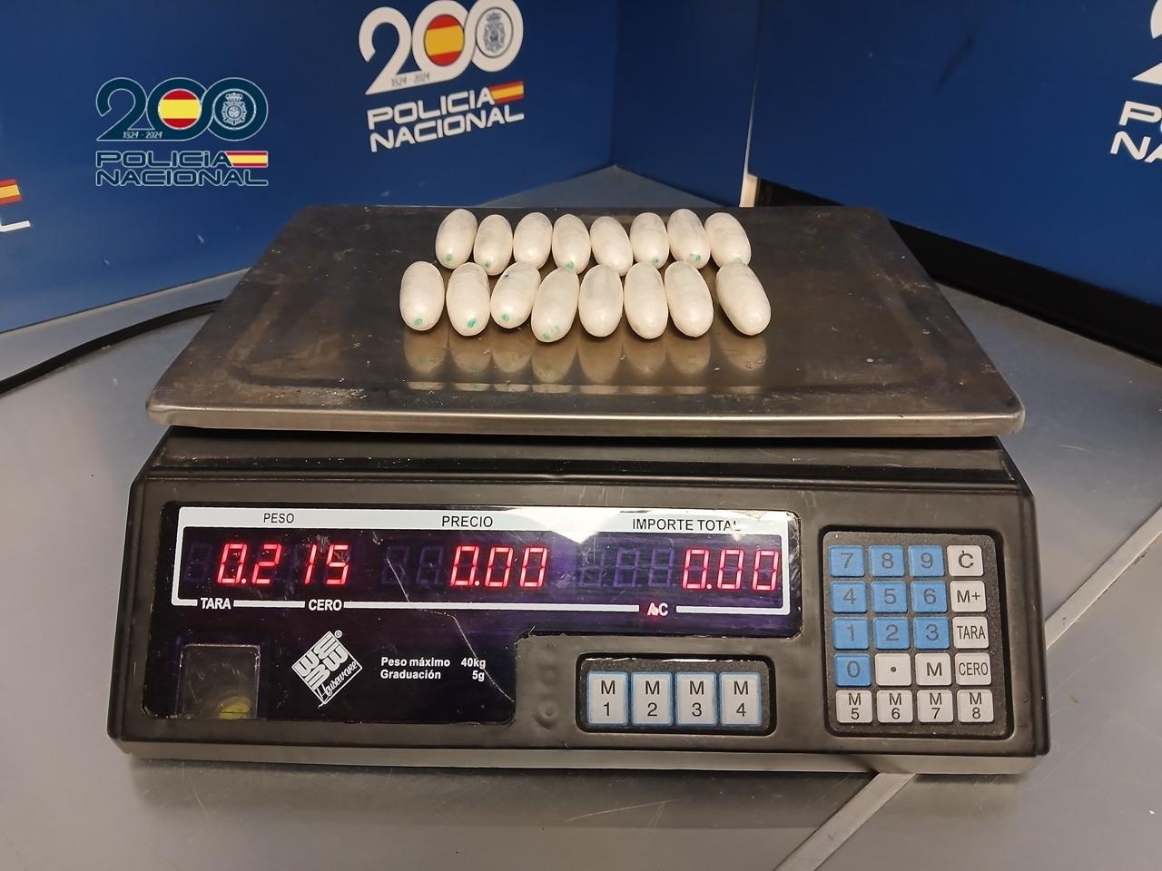 Detenida una embarazada en Barajas con 69 bolsas de cocaína en su cuerpo: llevaba 16 en la zona genital