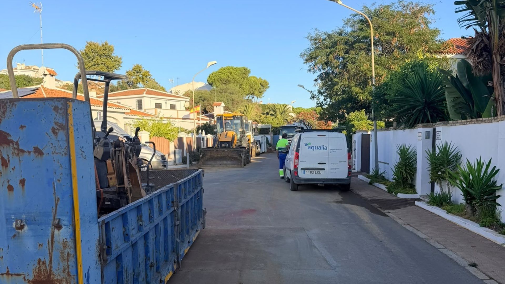 Una rotura de una tubería sepulta de arena tres viviendas y varios coches en Matalascañas