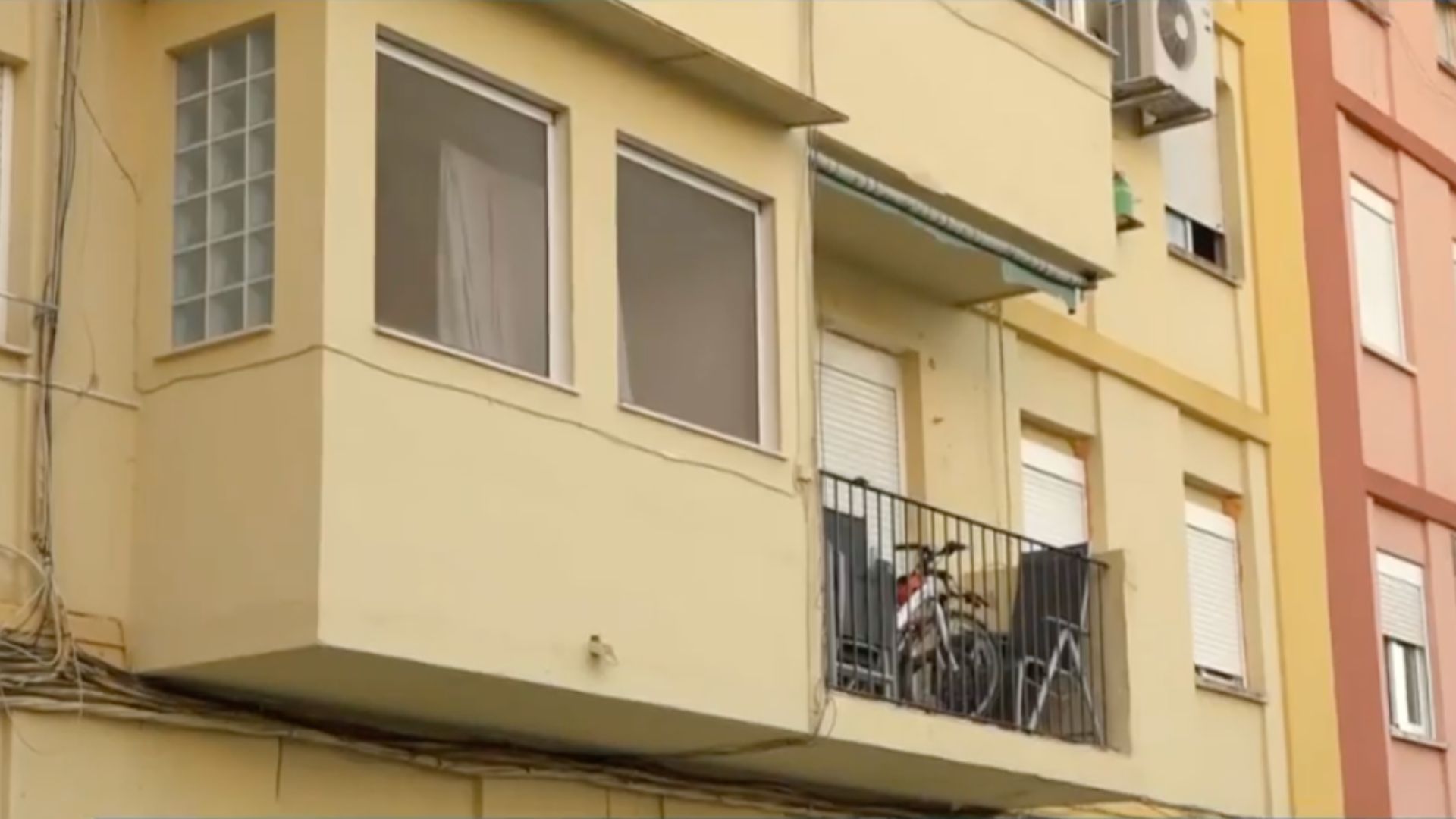 Un niño de 3 años cae por un balcón y su madre se precipita al intentar salvarlo en Valencia