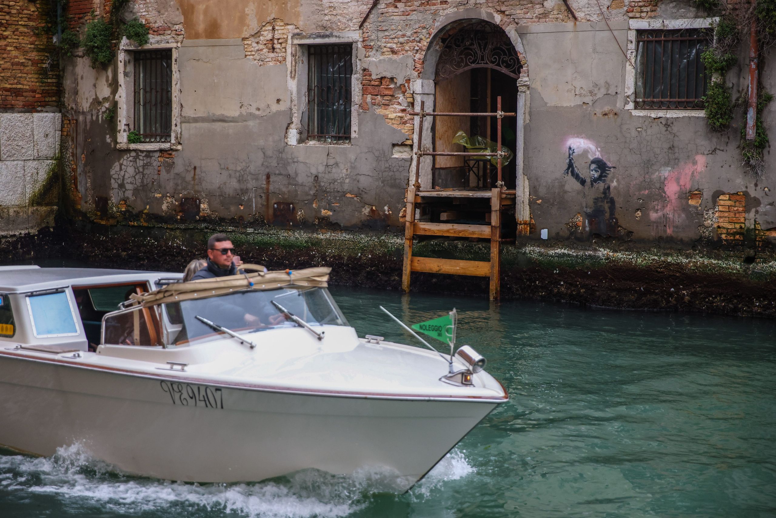 Muere un joven matrimonio de recién casados embestido por un taxi acuático en Venecia