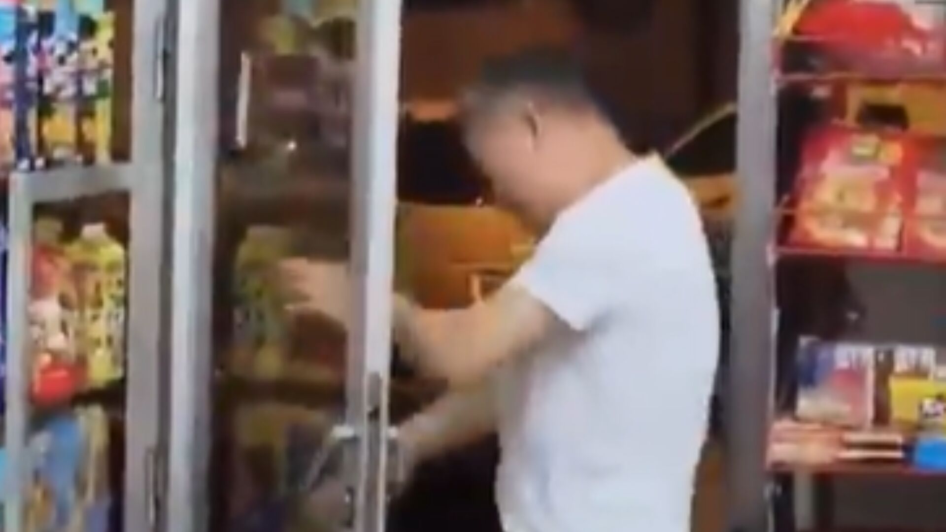 Un atracador dispara en un ojo al dueño de una tienda para robarle