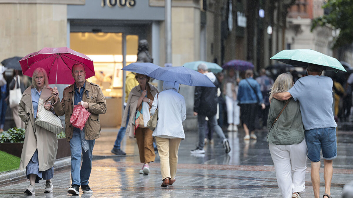 España se divide el sábado: altas presiones frente a los avisos por tormenta en el sureste