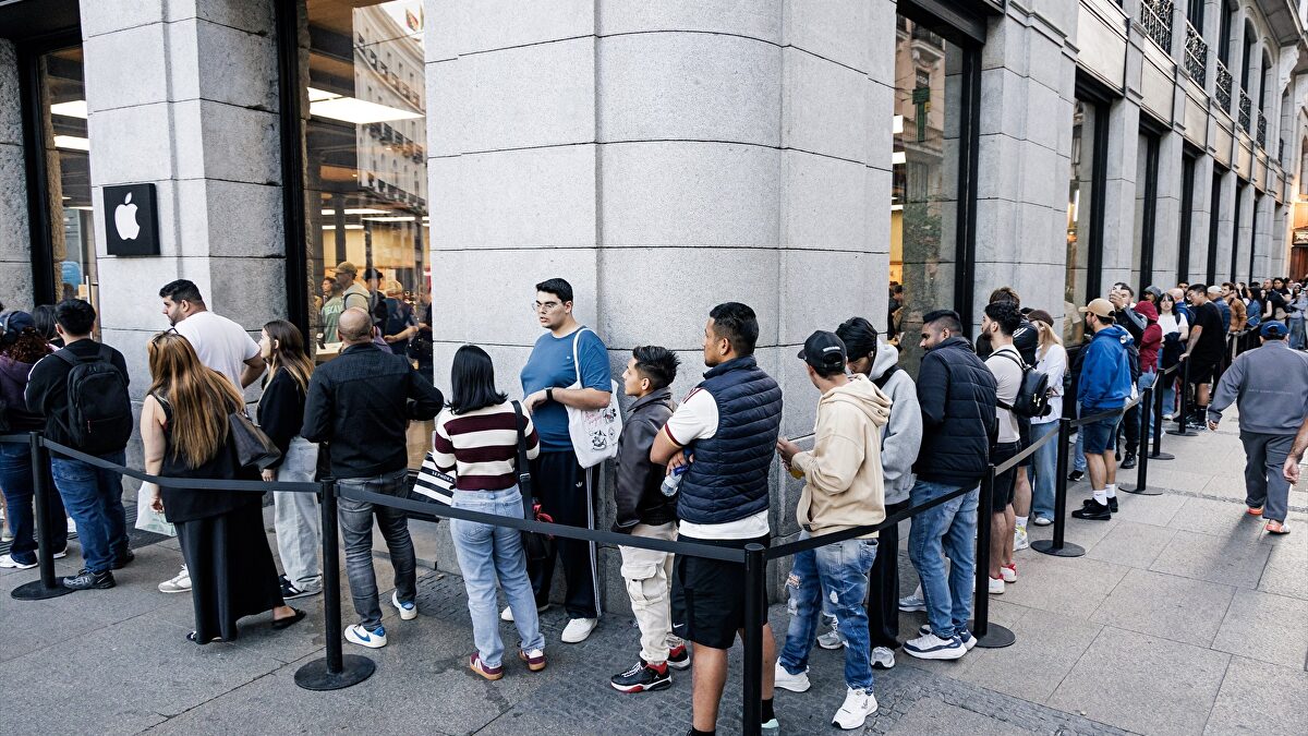 ¿Por qué hay tantas colas a las puertas de los establecimientos de las grandes marcas?