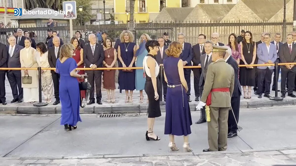 Abucheos al Gobierno y aplausos a Feijóo en el Día de Melilla