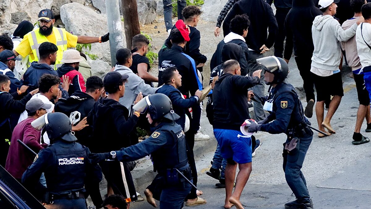 El día en 15 minutos: El caos en el puerto de Ceuta por el traslado de invasores mientras el Gobierno tapaba lo ocurrido