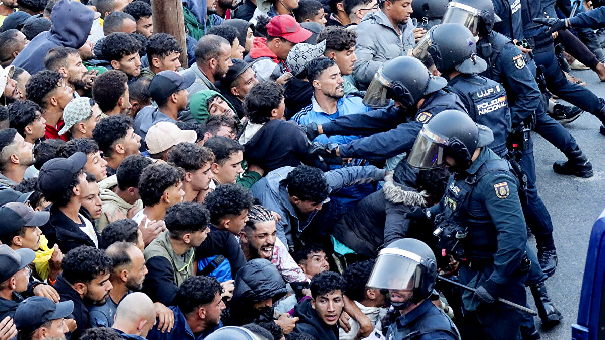 Tertulia de Cuesta: El caos provocado por el Gobierno en Ceuta y las trampas de la Ley de Nietos