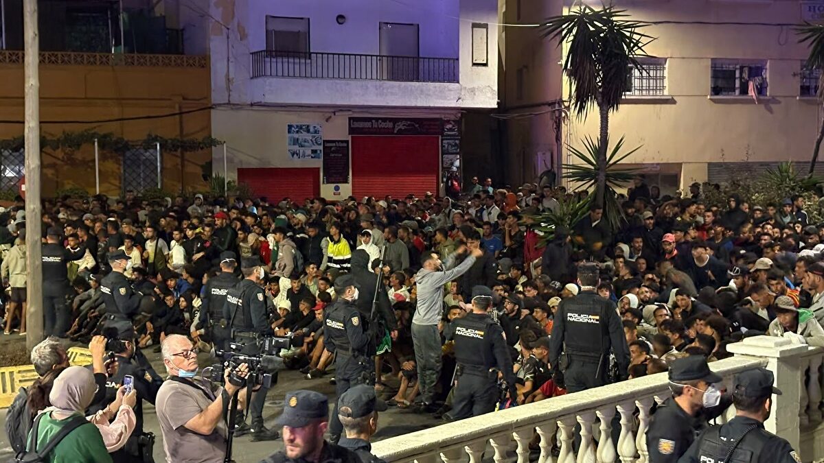 Editorial Luis Herrero: Máxima tensión en las playas de Ceuta por el traslado al campamento del puerto