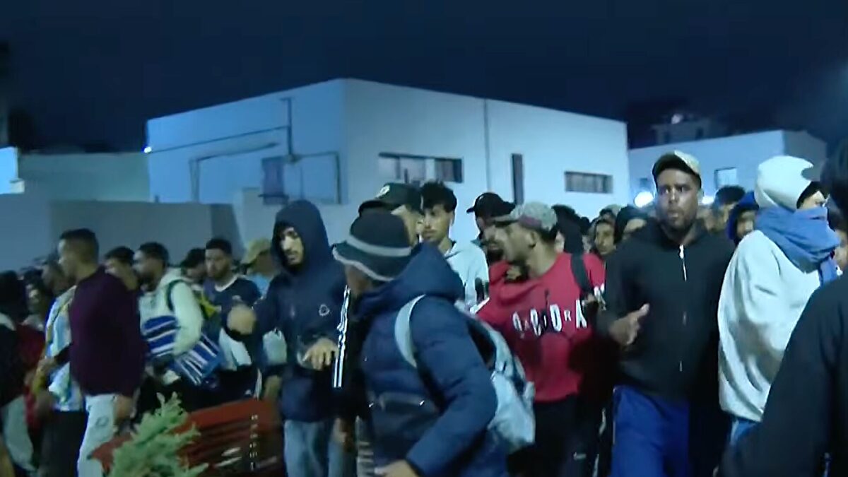 Caos en el traslado de los inmigrantes al puerto de Ceuta