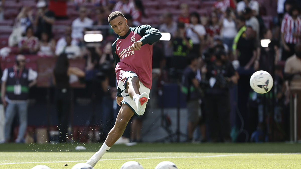 Cánticos de Ceuta no se vende y pitos a Mbappé y Vinícius