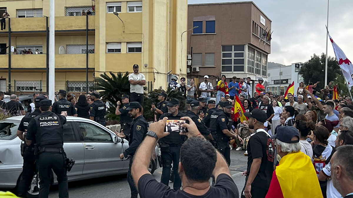 La Policía disuelve con disparos al aire la protesta contra la llegada de proetarras al puerto de Ceuta