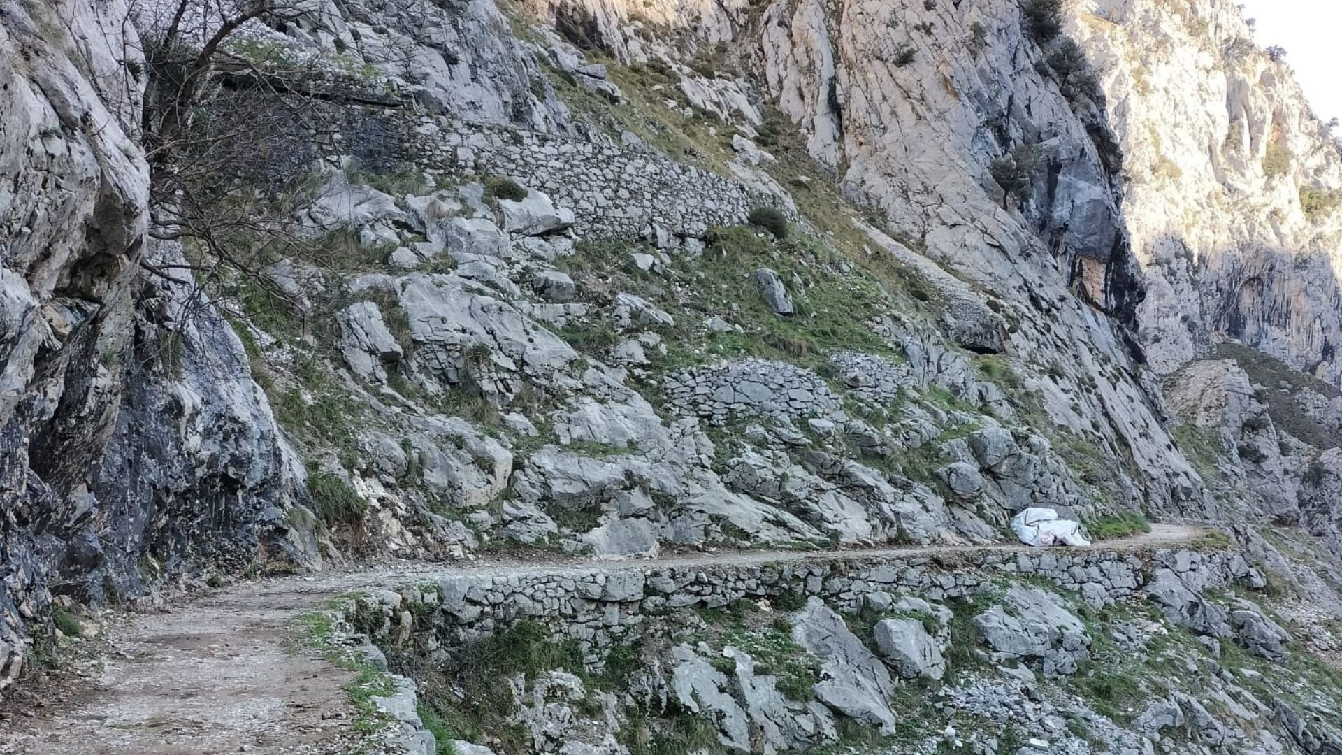 Muere Dagrun Dags, una senderista noruega de 71 años, al perder el equilibrio con una mochila en la Ruta del Cares