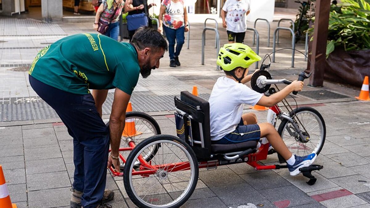 Escolares de Las Palmas prueban vehículos adaptados para conocer las barreras de movilidad