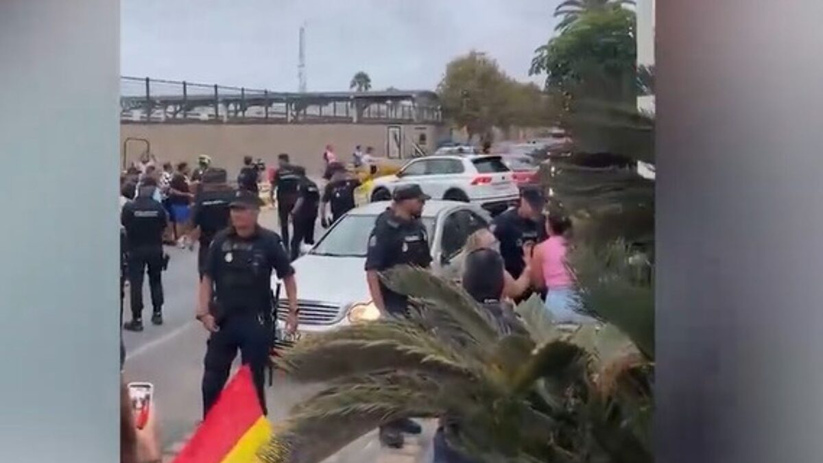 Un detenido tras el ataque a un vehículo durante las protestas contra la llegada de proetarras al puerto de Ceuta