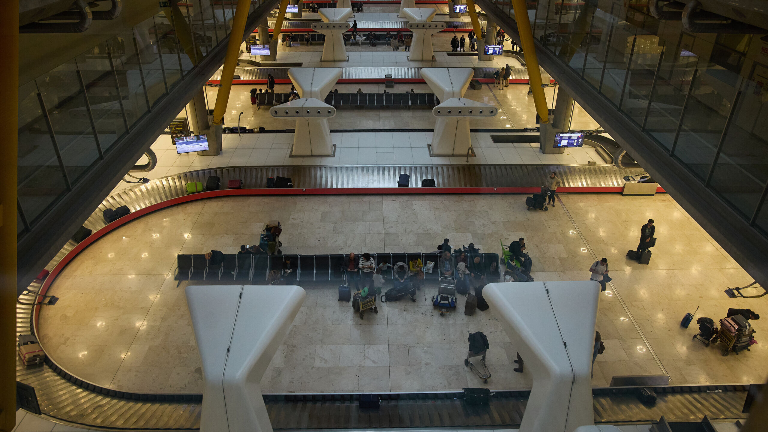 Desarticulan una organización que estafó más de 90.000 euros con reclamaciones falsas de pérdida de equipaje en Barajas