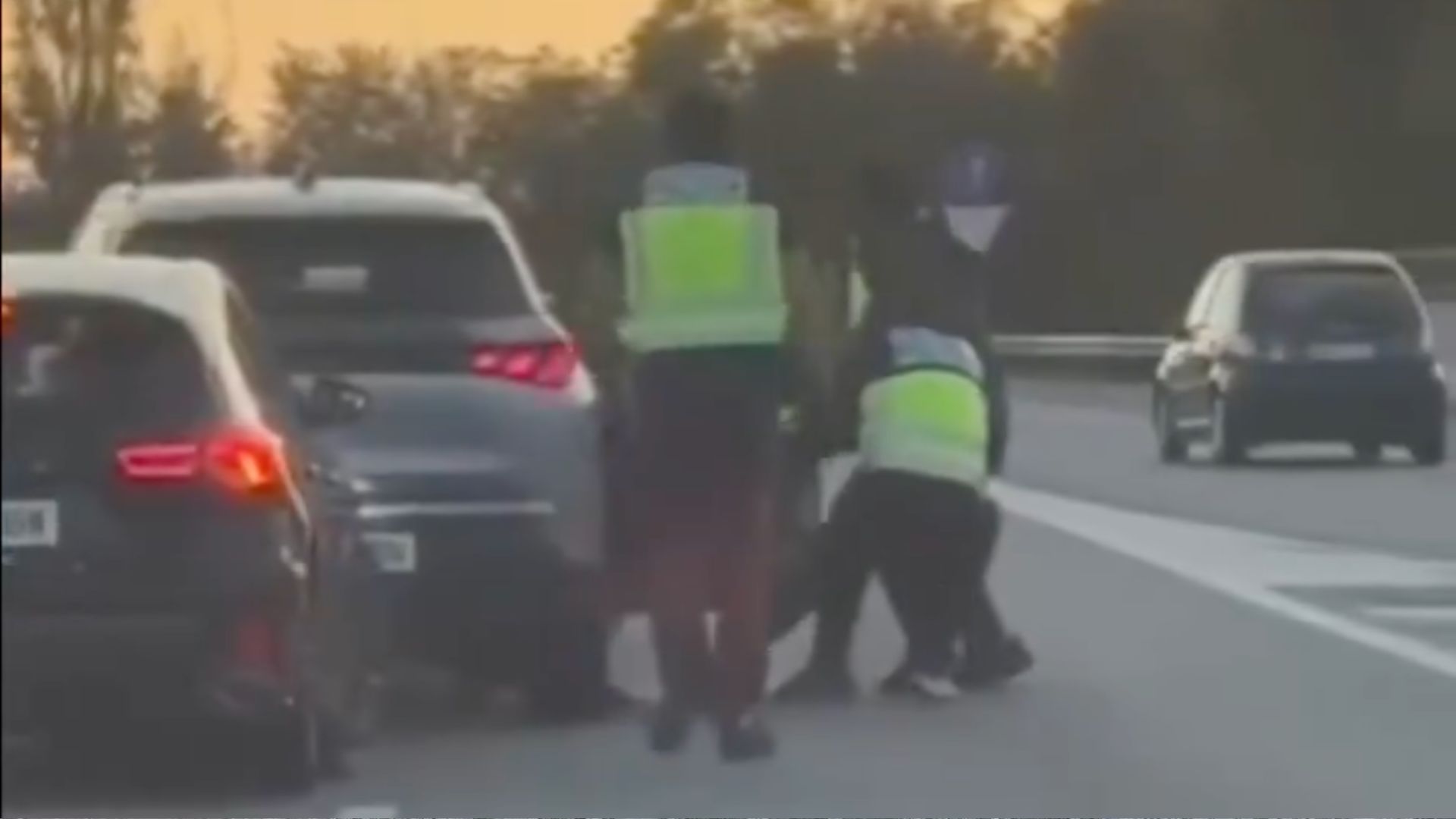 Cinco encapuchados vestidos de policías secuestran a un hombre en plena AP-7
