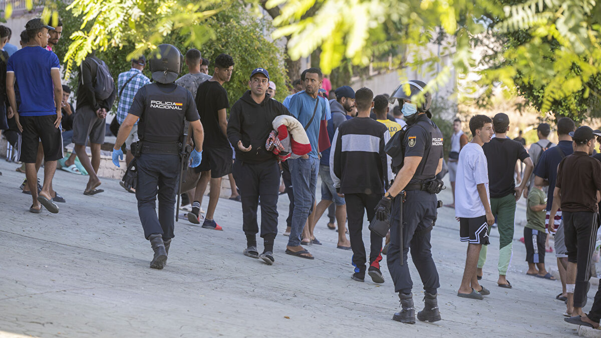 Caos en Loma Margarita: siete inmigrantes detenidos por una reyerta y ataques a los vigilantes